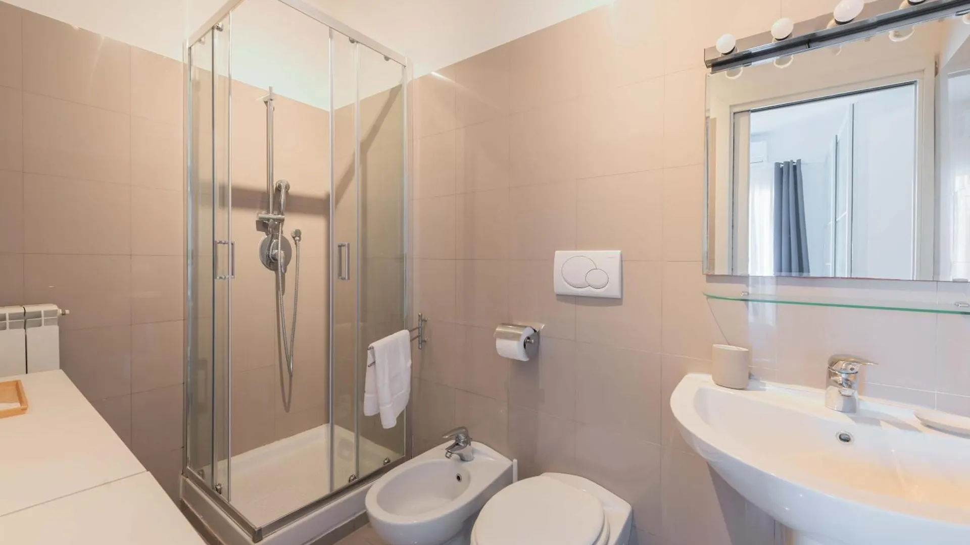 Loverhome Apartment 3 Roma 0*,  Italia